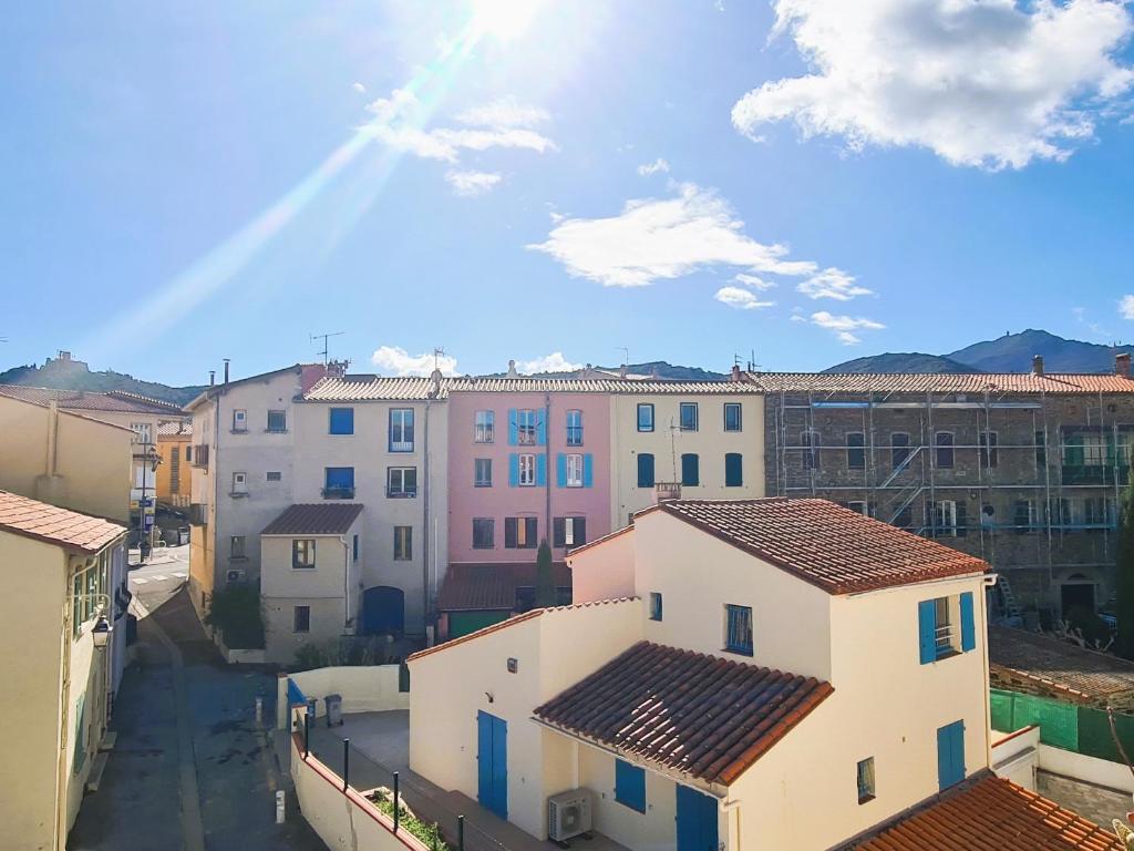 une vue aérienne d'une ville avec des bâtiments dans l'établissement Appartement T3 avec Mezzanine et Terrasse au Cœur de Collioure, Proche Plages et Commerces - FR-1-309-431, à Collioure