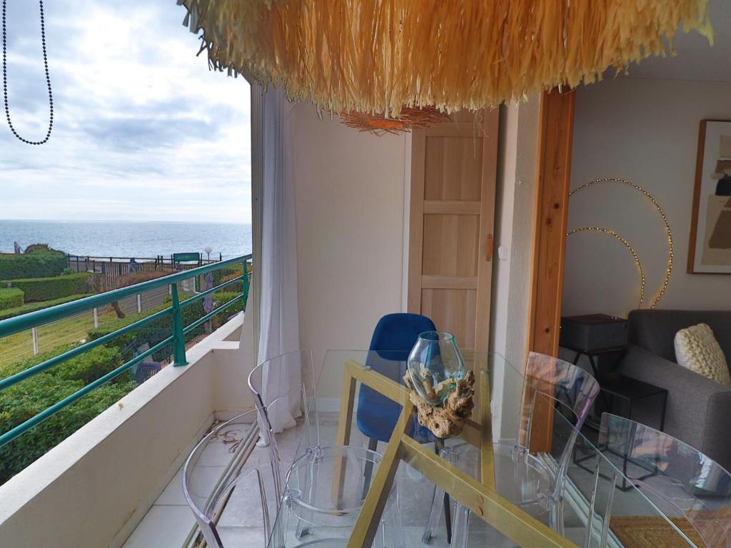 une salle à manger avec vue sur l'océan dans l'établissement Studio cabine rénové avec clim et cuisine équipée à Sète - FR-1-472A-299, à Sète