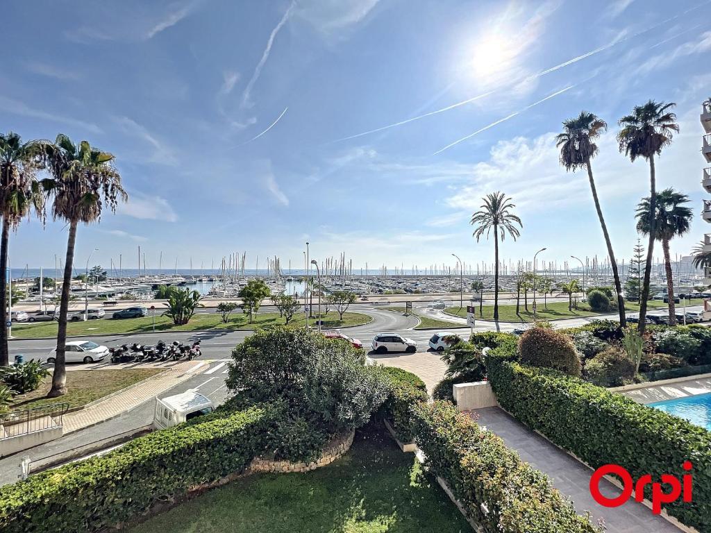 Photo de la galerie de l'établissement Studio spacieux, climatisé avec vue mer, piscine, WIFI et parking privé à Menton - FR-1-647-29, à Menton