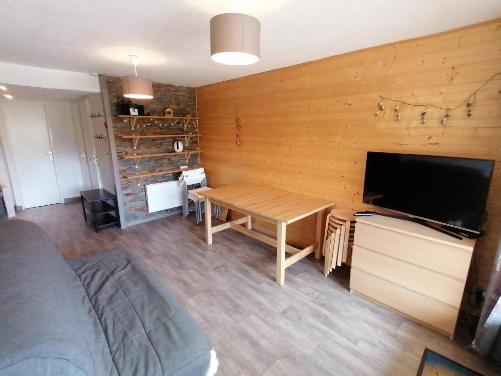 a living room with a table and a television at Appartement Saint-François-Longchamp, 3 pièces, 6 personnes - FR-1-635-136 in Saint-François-Longchamp