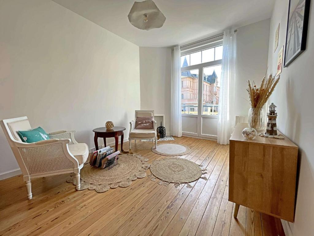 - un salon avec des chaises, une table et une fenêtre dans l'établissement Maison Rénovée Proche Plage et Commerces – Idéale Familles ! - FR-1-646-59, à Berck-sur-Mer