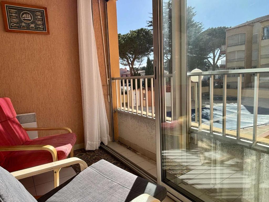 Cette chambre dispose d'un balcon avec vue sur le jardin. dans l'établissement Appartement 2P pour 6 pers. avec piscines à 400m de la plage, Argelès-sur-Mer - FR-1-225-806, à Argelès-sur-Mer