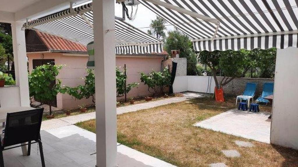 Vonkajšia záhrada v ubytovaní Apartments with a parking space Nin, Zadar - 17784