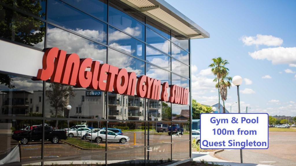 Certificato, attestato, insegna o altro documento esposto da Quest Singleton