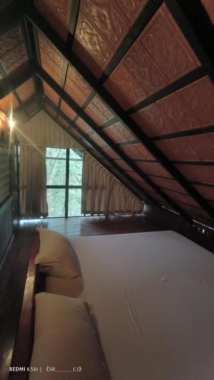 Postel nebo postele na pokoji v ubytování Tree House Wayanad