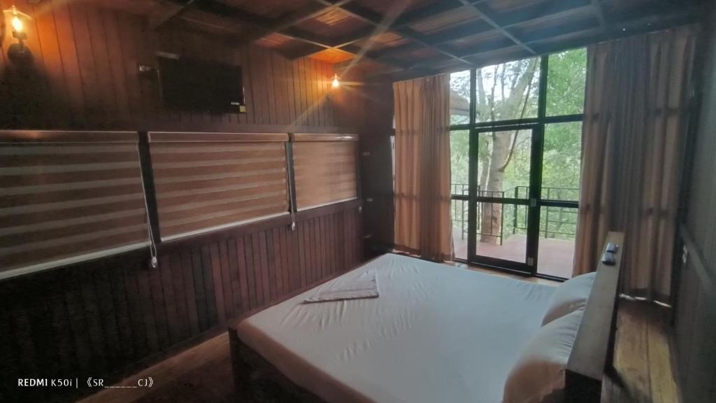Postel nebo postele na pokoji v ubytování Tree House Wayanad