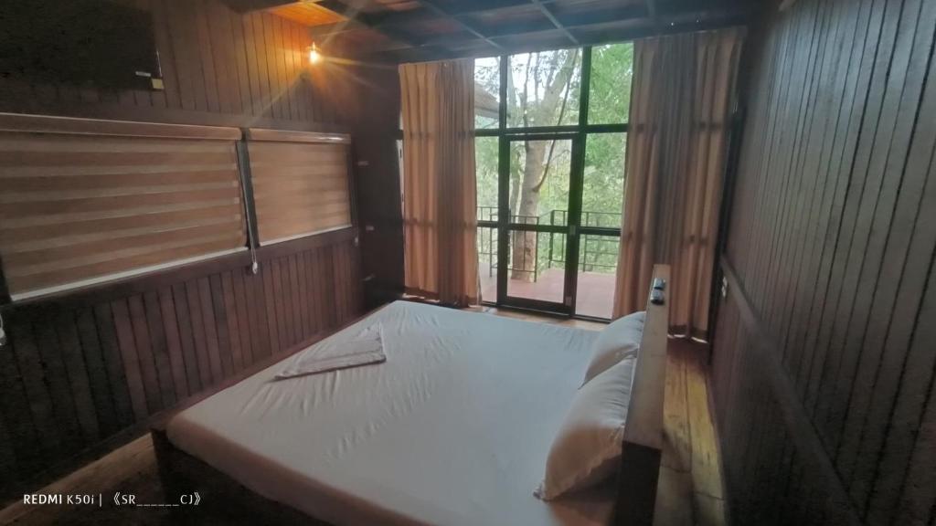 Postel nebo postele na pokoji v ubytování Tree House Wayanad