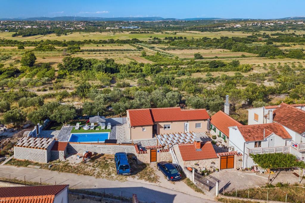 Bazén v ubytování Luxury villa with a swimming pool Benkovac, Zagora - 20927 nebo v jeho okolí