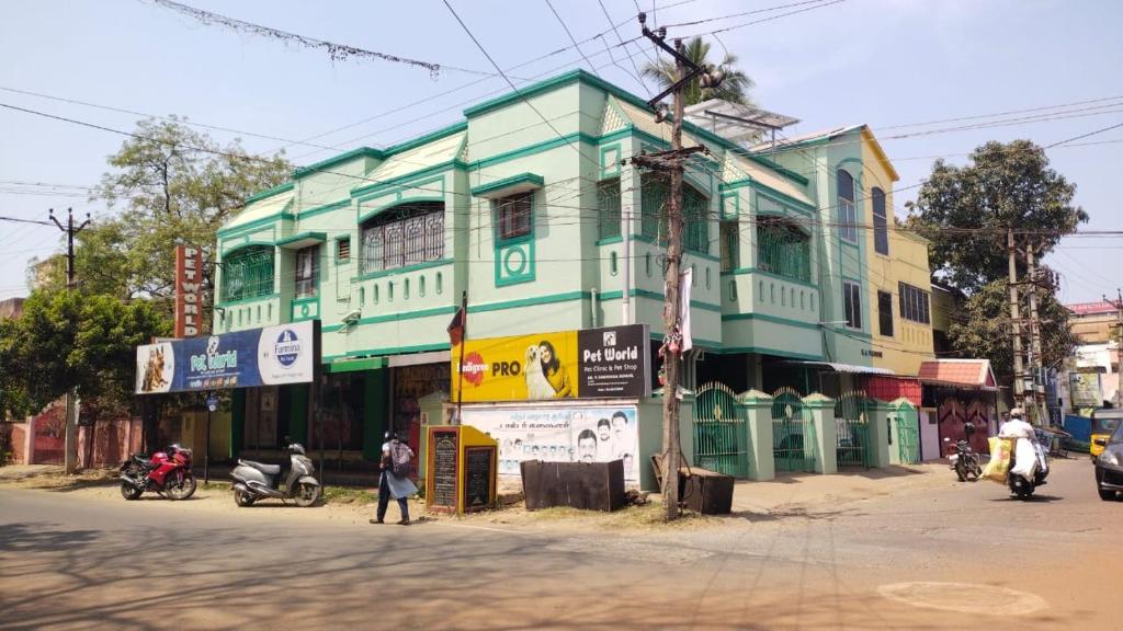 un edificio colorido al lado de una calle en Sunshinehomes en Chennai