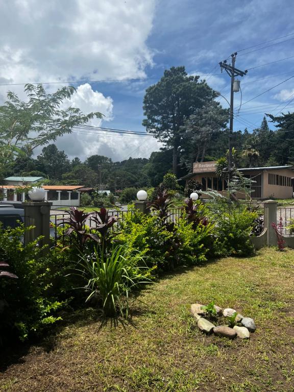 a garden with flowers and plants in a yard at Apartamento en el Corazón de Boquete in Boquete