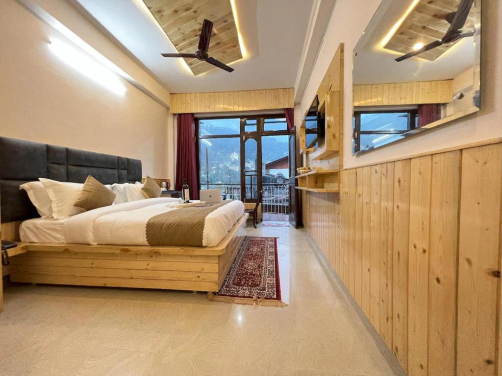 1 dormitorio con 1 cama y ventilador de techo en Hotel Cloud Hills Mcleodganj en McLeod Ganj