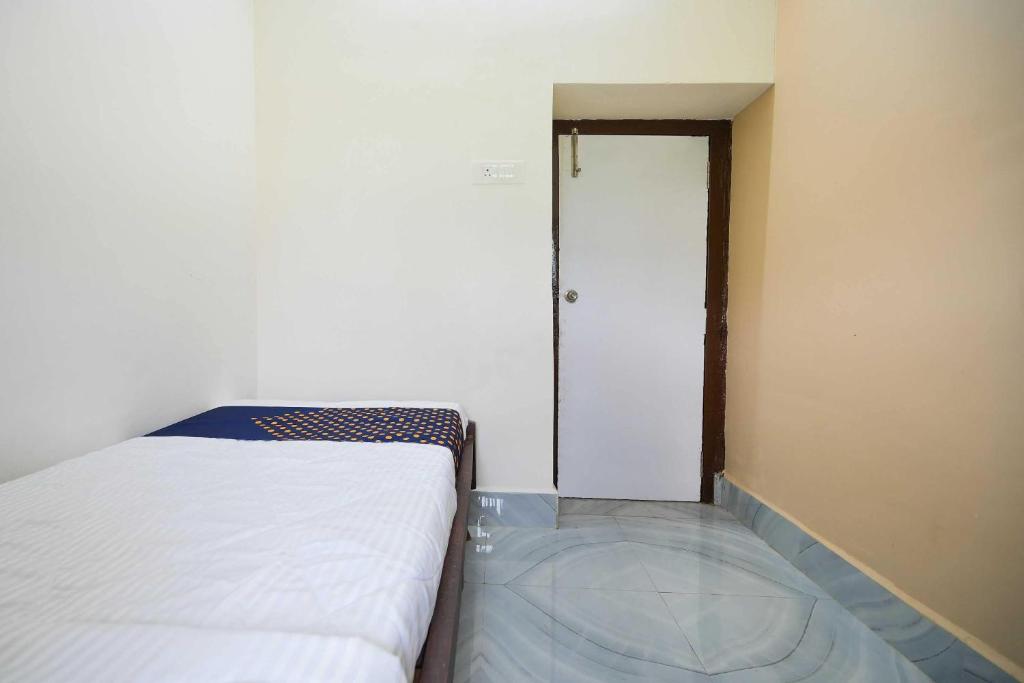 Cama ou camas em um quarto em Royal Adwita Resort