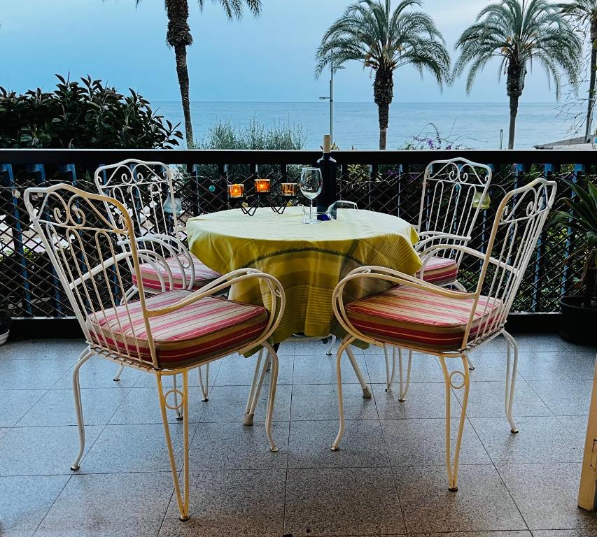 a table and four chairs with a yellow table and a table and chairs at Brisas del Mar Mediterráneo in Aguadulce