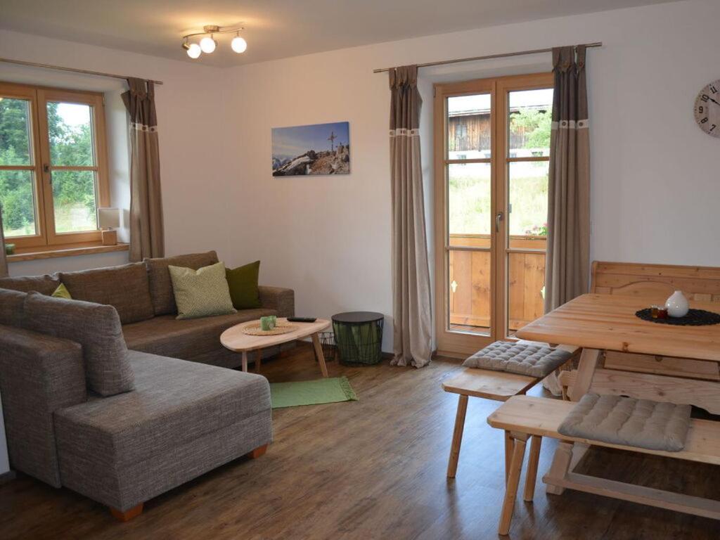 uma sala de estar com um sofá e uma mesa em Lovely apartment in Gaißach em Gaißach