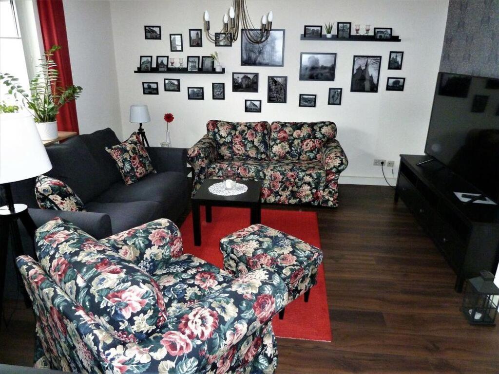 sala de estar con sofá y mesa en Holiday apartment Randersacker, en Randersacker