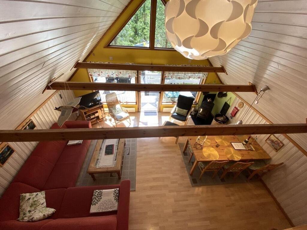 eine Aussicht auf ein Wohnzimmer in einem Haus in der Unterkunft Modern apartment in Vimmerby in Vimmerby