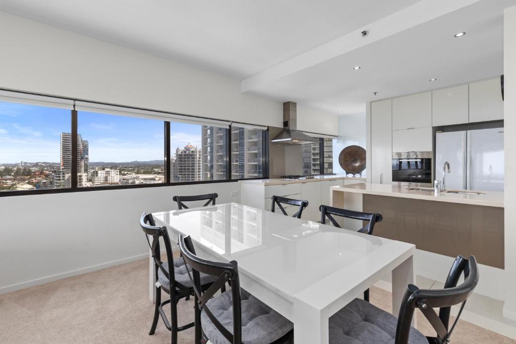 Kuchyň nebo kuchyňský kout v ubytování Ultra Broadbeach