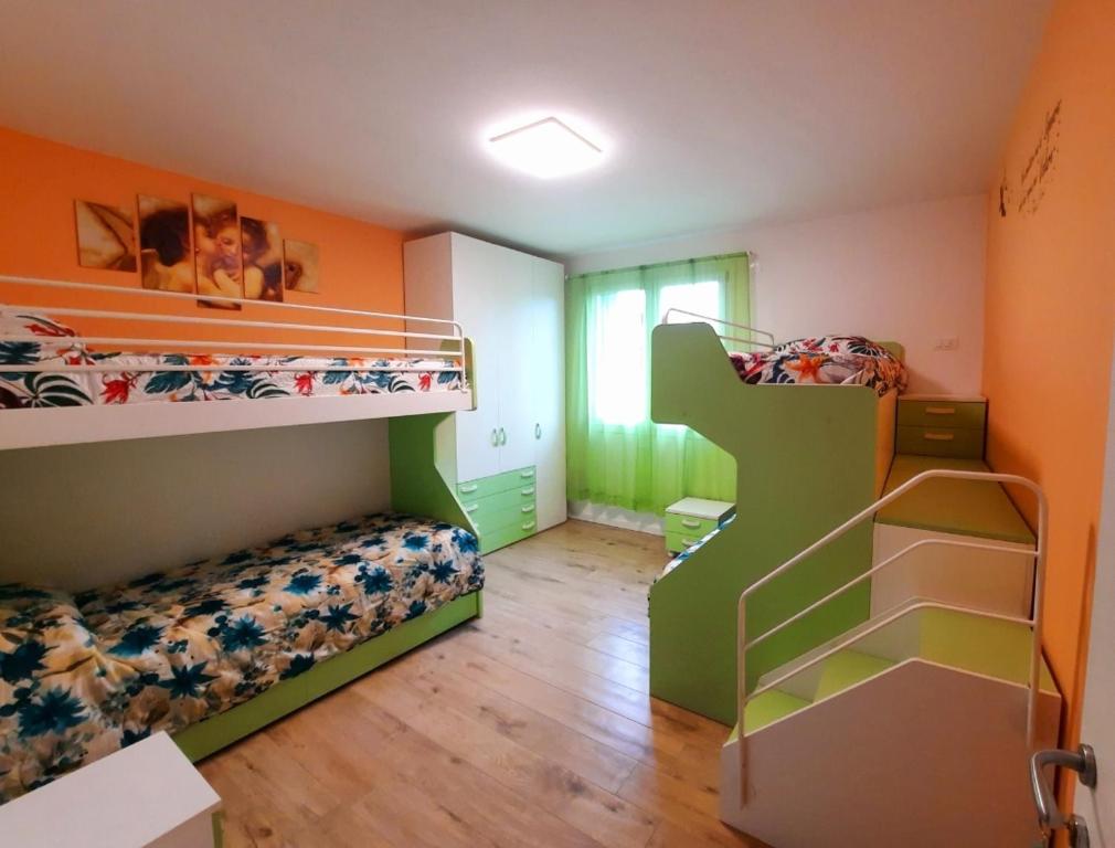 een slaapkamer met 2 stapelbedden en een raam bij New Bedrooms Mamma Gigetta in Noventa di Piave