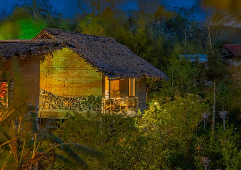 Tòa nhà nơi nhà nghỉ nhỏ tọa lạc