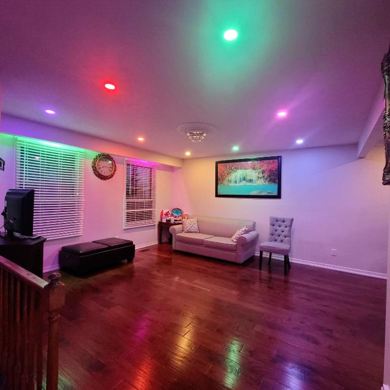TV o dispositivi per l'intrattenimento presso Niagara Falls Villa with Private pool, hottub, water view and Breakfast
