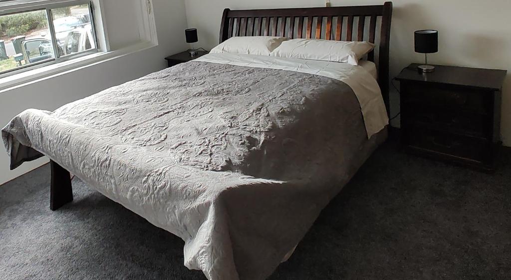 Un dormitorio con una cama grande y una ventana en Private separate unit - A in O'Connor, en Canberra