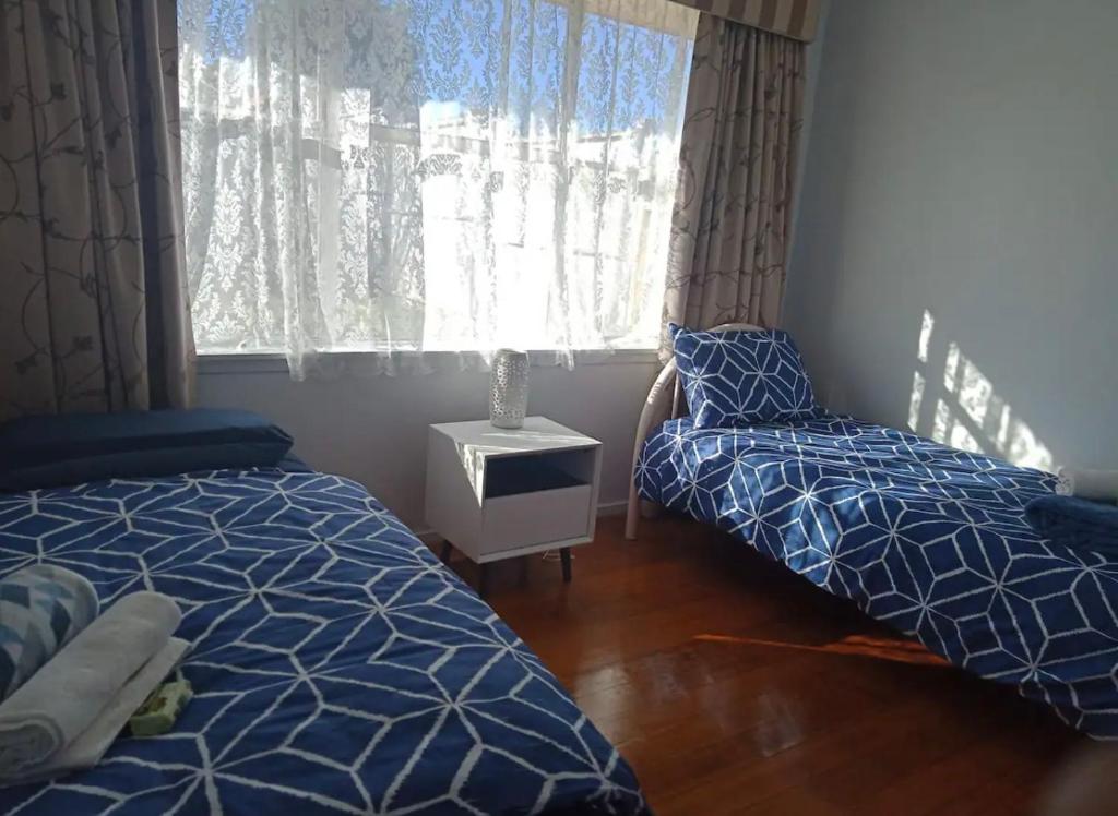 1 Schlafzimmer mit 2 Betten und einem Fenster in der Unterkunft Peaceful cozy home in Kennington