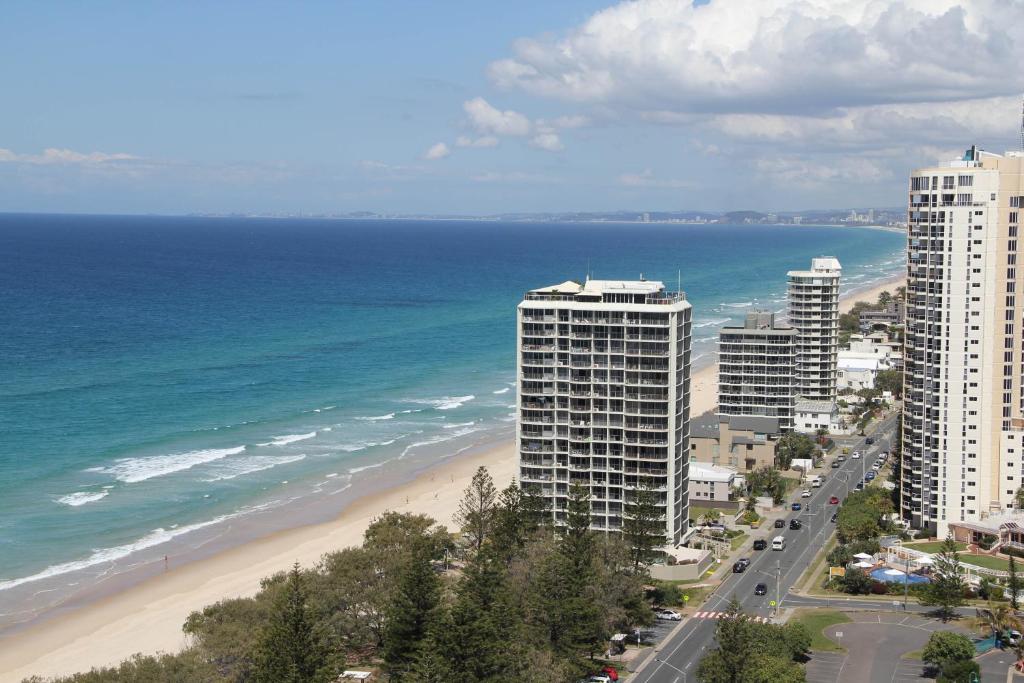 vistas a la playa y a los edificios y al océano en De Ville Apartments, en Gold Coast