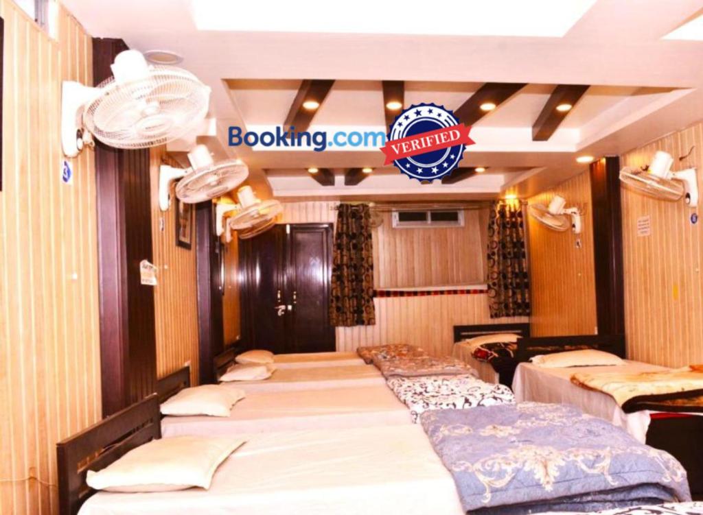 um grupo de camas num quarto em Goroomgo Comfort Hostel Charbagh Lucknow Near Railway Station em Lucknow