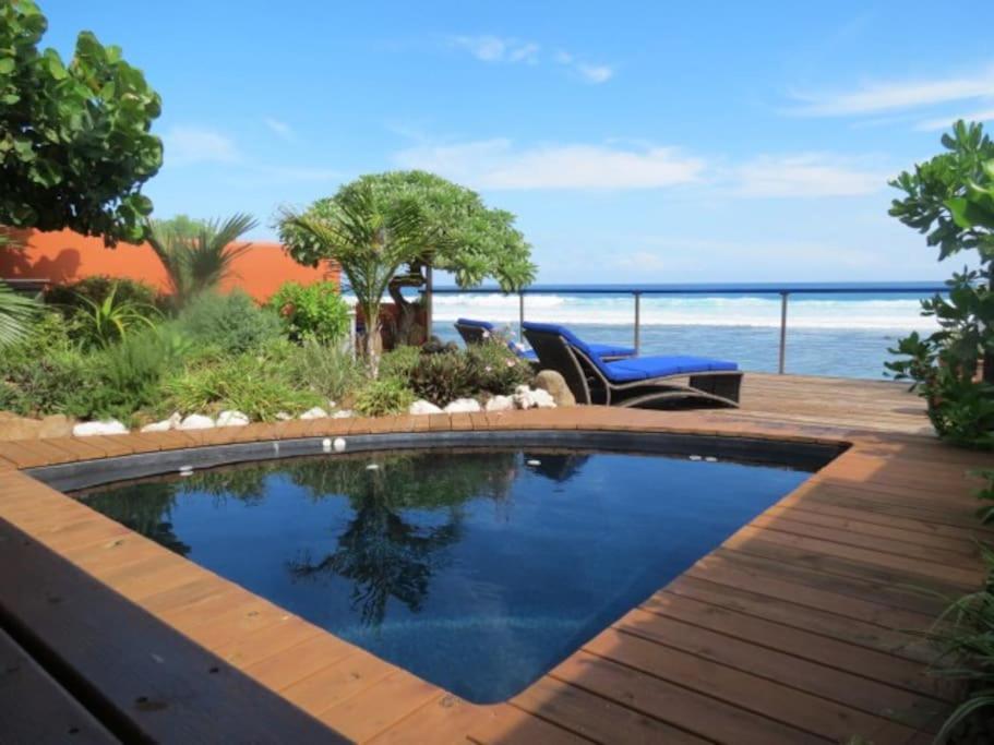 uma piscina com vista para o oceano em Villa Perle de Corail, les pieds dans l'eau em Saint-Paul