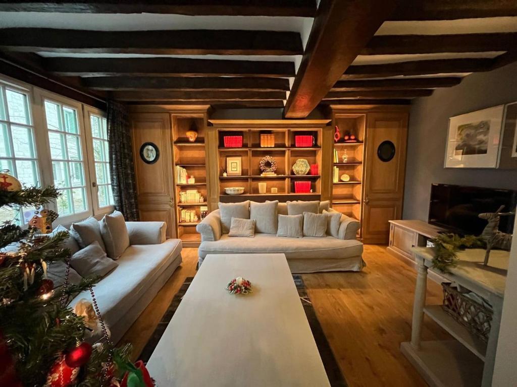 Χώρος καθιστικού στο charming 2-bedroom house nestled in the heart of a picturesque French village