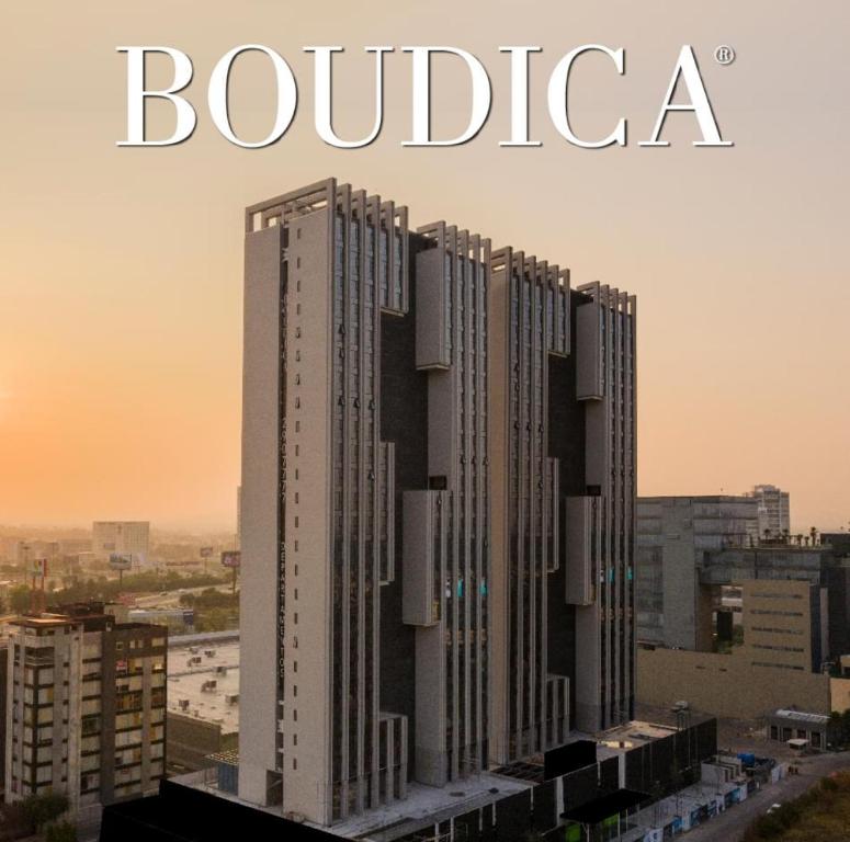 a picture of a tall building in a city at Lujoso Departamento en Angelópolis, Puebla. in El Gallinero