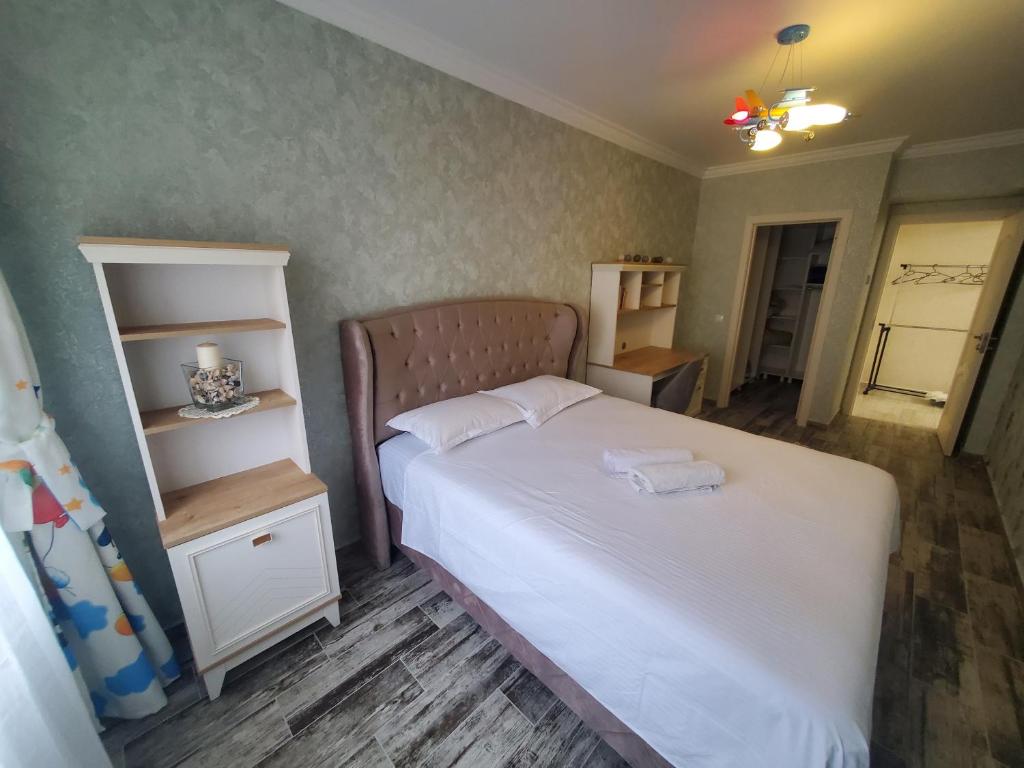 ein kleines Schlafzimmer mit einem Bett mit weißer Bettwäsche in der Unterkunft Luxury Apartament Bacovia in Bacău