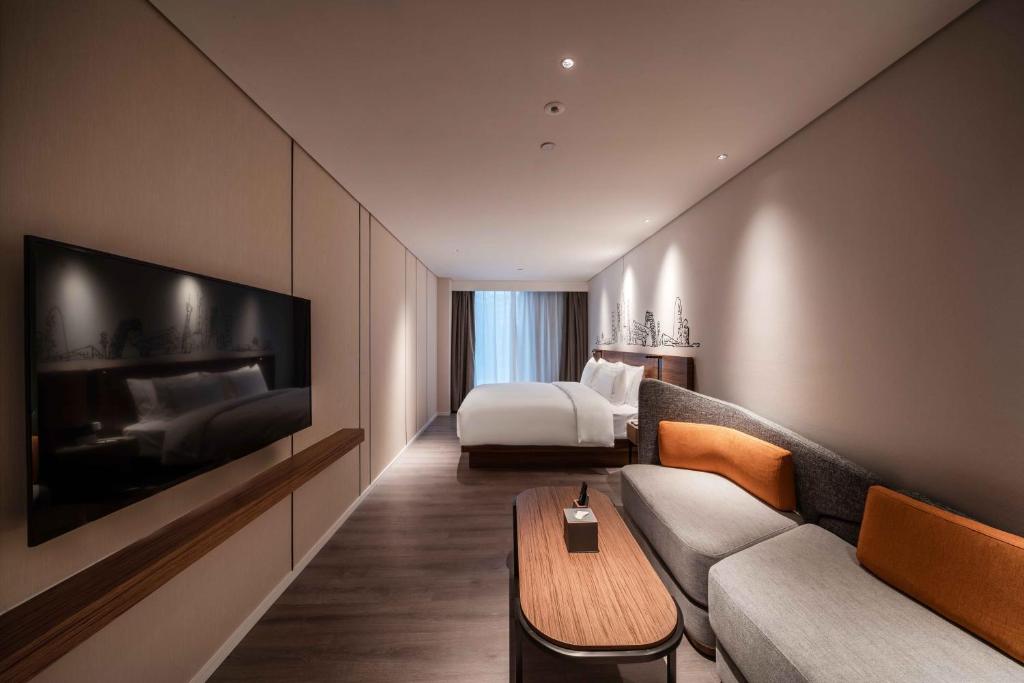Postel nebo postele na pokoji v ubytování UrCove by Hyatt Shanghai Lujiazui Expo Center