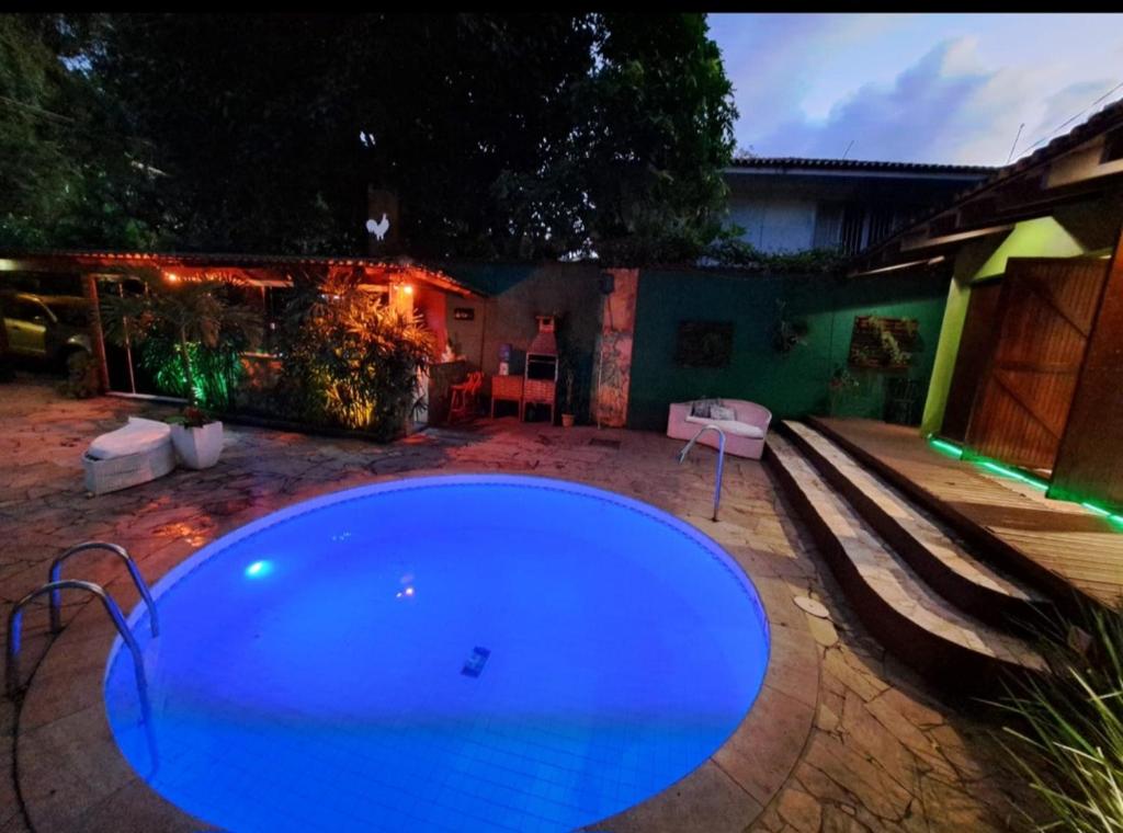 A piscina localizada em Casa nossa c muito espaço,piscina,saunas e natureza ou nos arredores