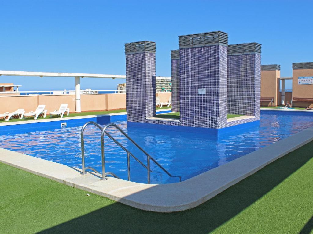 una piscina con un tobogán en el agua en Apartamentos Mar de Oropesa 3000, en Oropesa del Mar