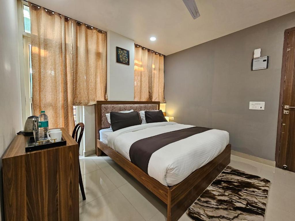 Ліжко або ліжка в номері Hotel Vistacrest Noida Sector 104