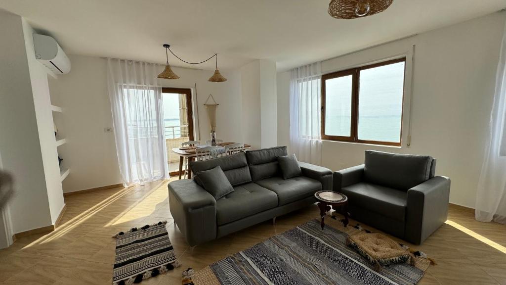 uma sala de estar com um sofá e uma mesa em CURRILA STAYS em Durrës