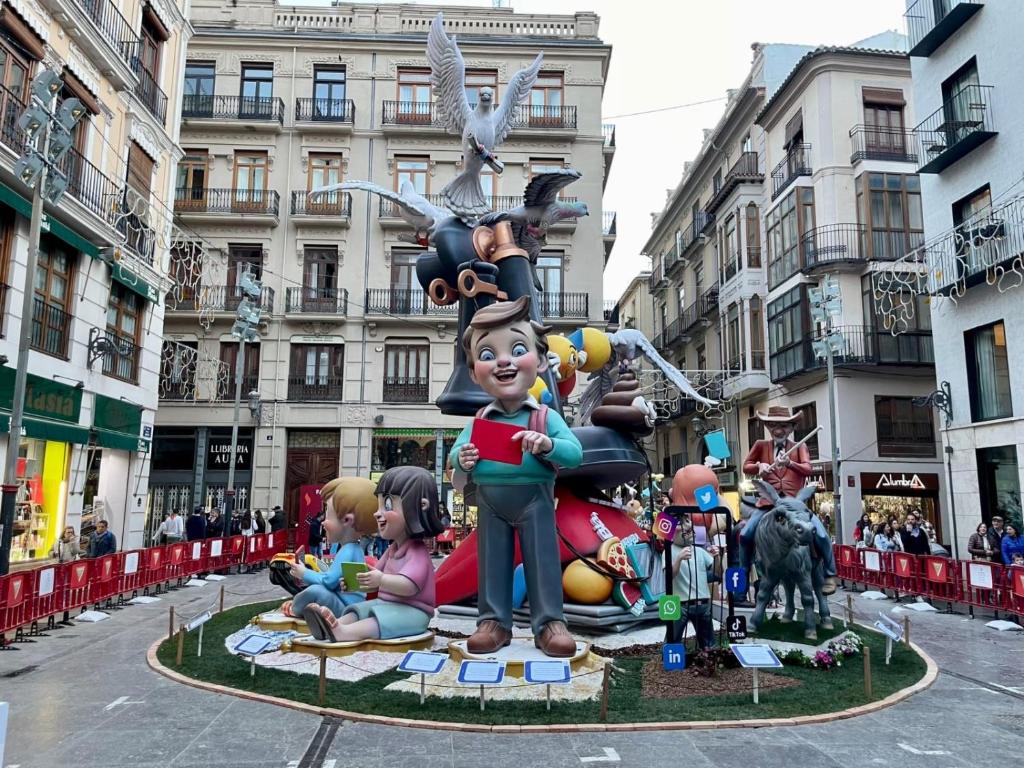 バレンシアにあるCool Central Marketの通りの真ん中のねずみ像