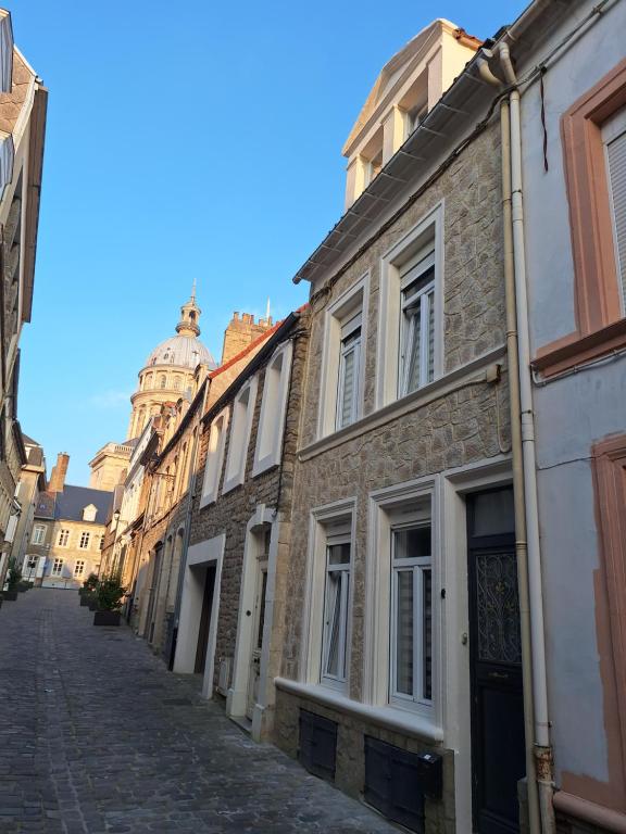 un callejón en la antigua ciudad de Lyon en Idéal vieille Ville de Boulogne La Boulonnaise !, en Boulogne-sur-Mer