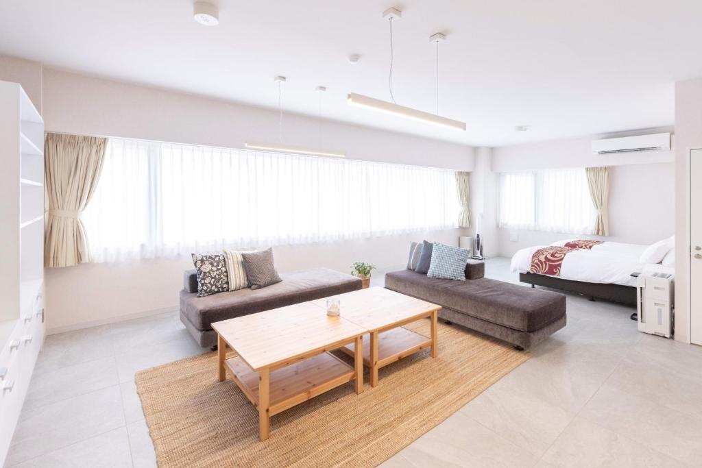 - un salon avec un canapé et un lit dans l'établissement MARSOL C,S,Beach hotel - Vacation STAY 73619v, à Chigasaki
