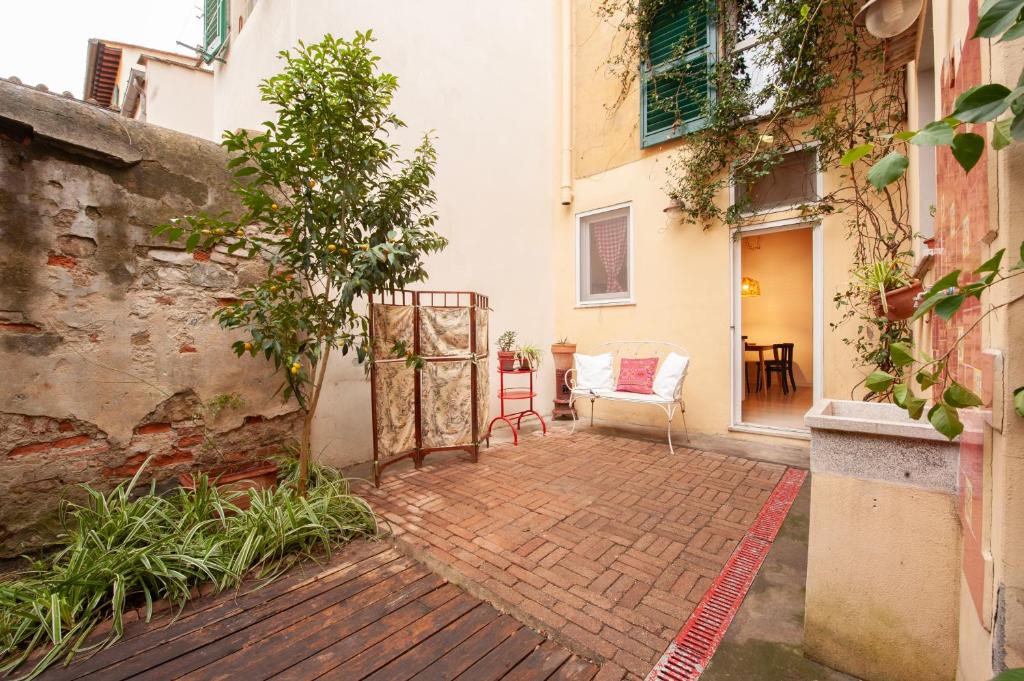un patio con una silla y una mesa en un edificio en Le Casine - Tintori Apt, en Florencia