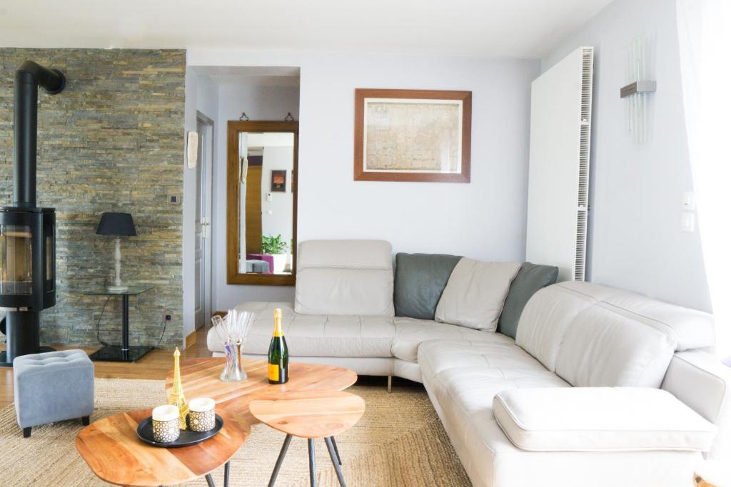 sala de estar con sofá blanco y mesa en EXIGEHOME - Grande maison - 140m² - spacieuse et confortable, en Jouy-en-Josas