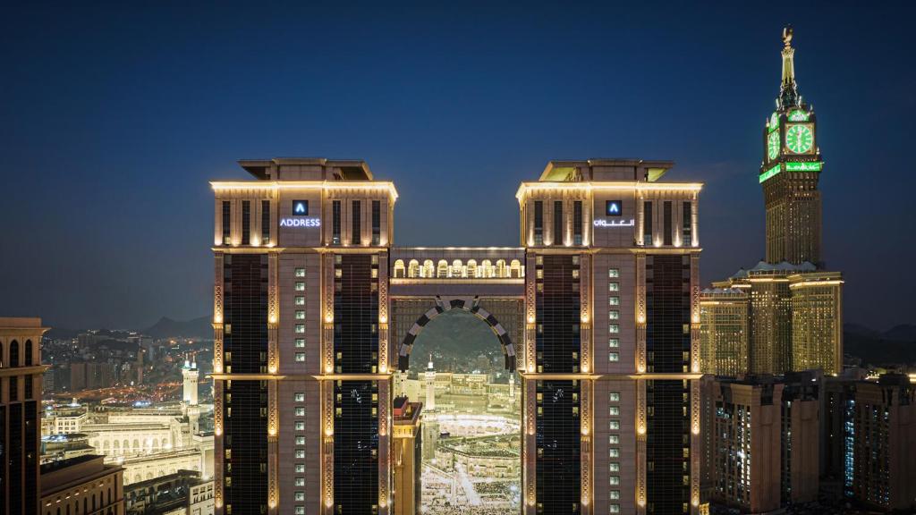 - Vistas a la ciudad por la noche con una torre del reloj en Address Jabal Omar Makkah, en La Meca