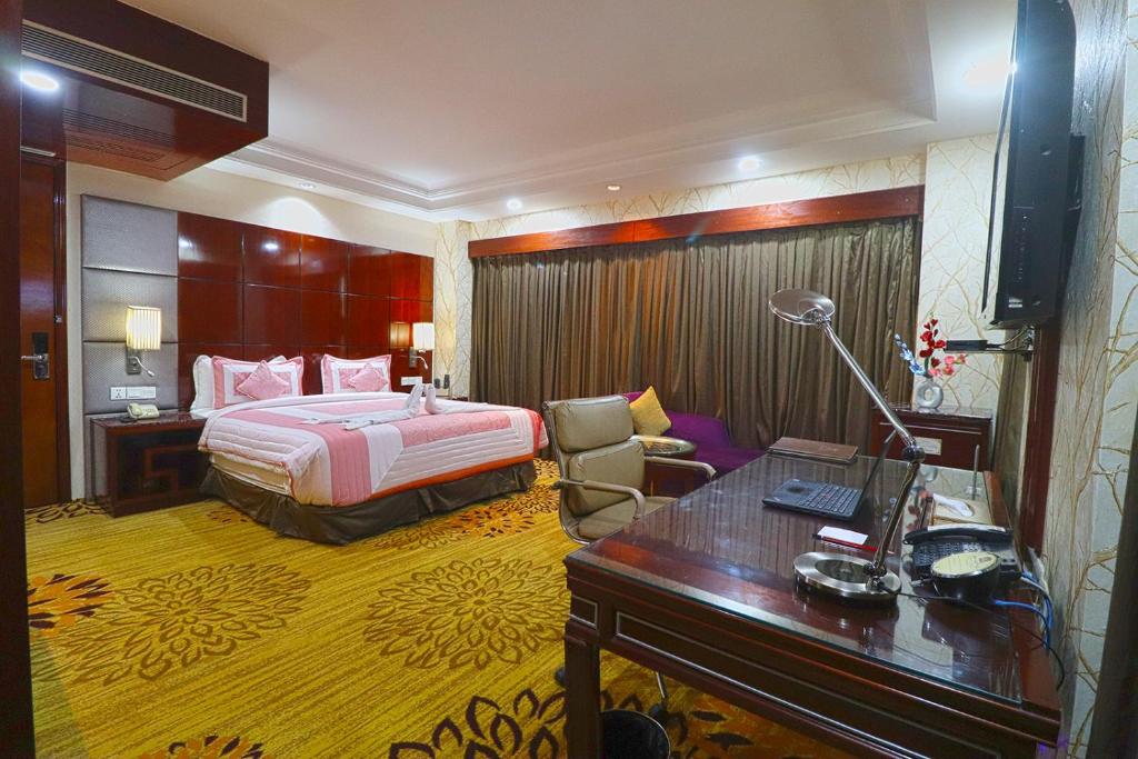 Postel nebo postele na pokoji v ubytování SkyCity Hotel Gurgaon