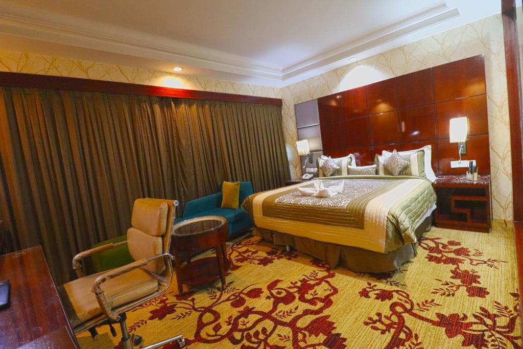 Postel nebo postele na pokoji v ubytování SkyCity Hotel Gurgaon
