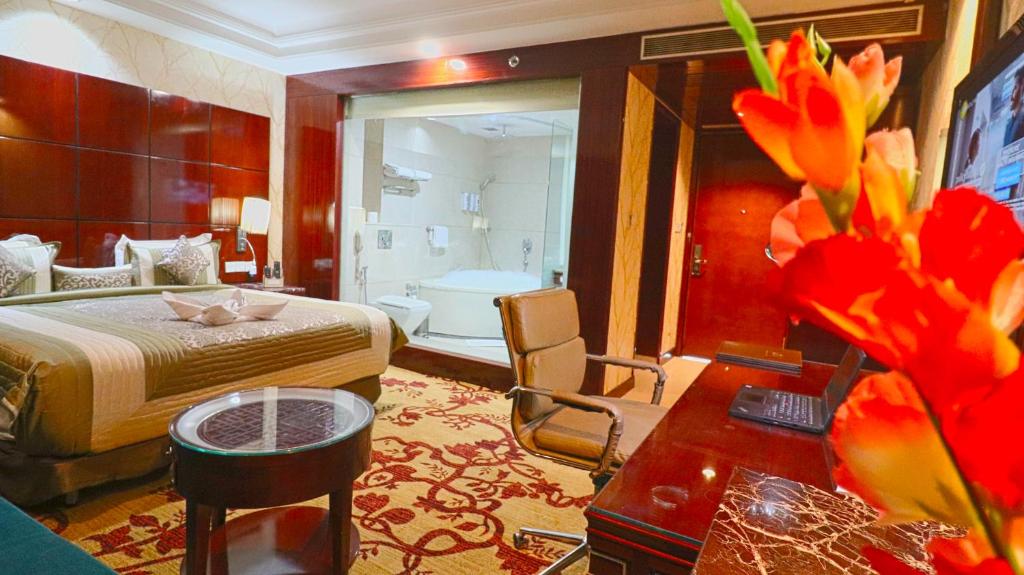 Postel nebo postele na pokoji v ubytování SkyCity Hotel Gurgaon
