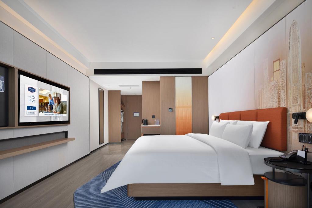 Postel nebo postele na pokoji v ubytování Hampton by Hilton Shenzhen Futian Huaqiangbei