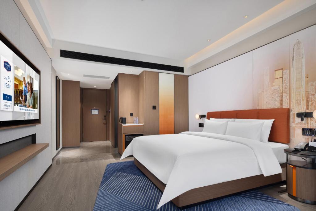 Postel nebo postele na pokoji v ubytování Hampton by Hilton Shenzhen Futian Huaqiangbei