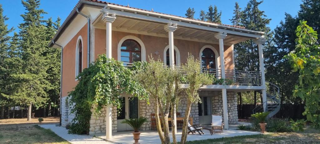 Cette grande maison dispose d'un balcon. dans l'établissement La Provençale, à Uzès