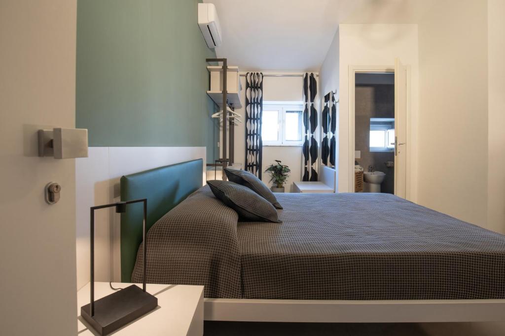 una camera con un grande letto di Suite Inn Catania a Catania